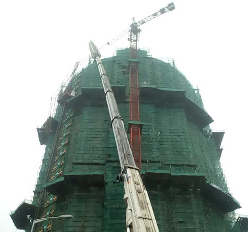 咸阳市吊车在工地上作业